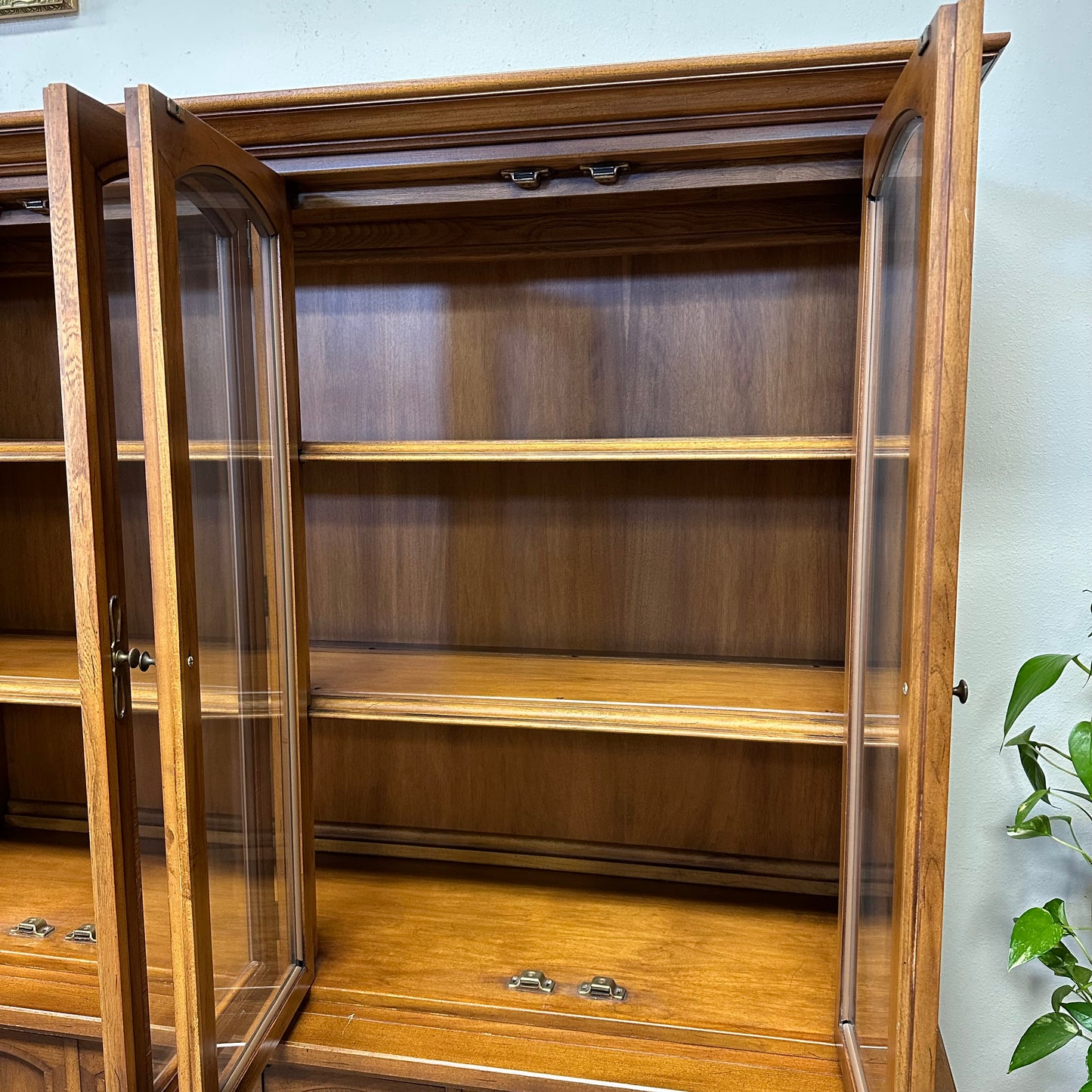 Mid Century 2 Piece Hutch/Cabinet