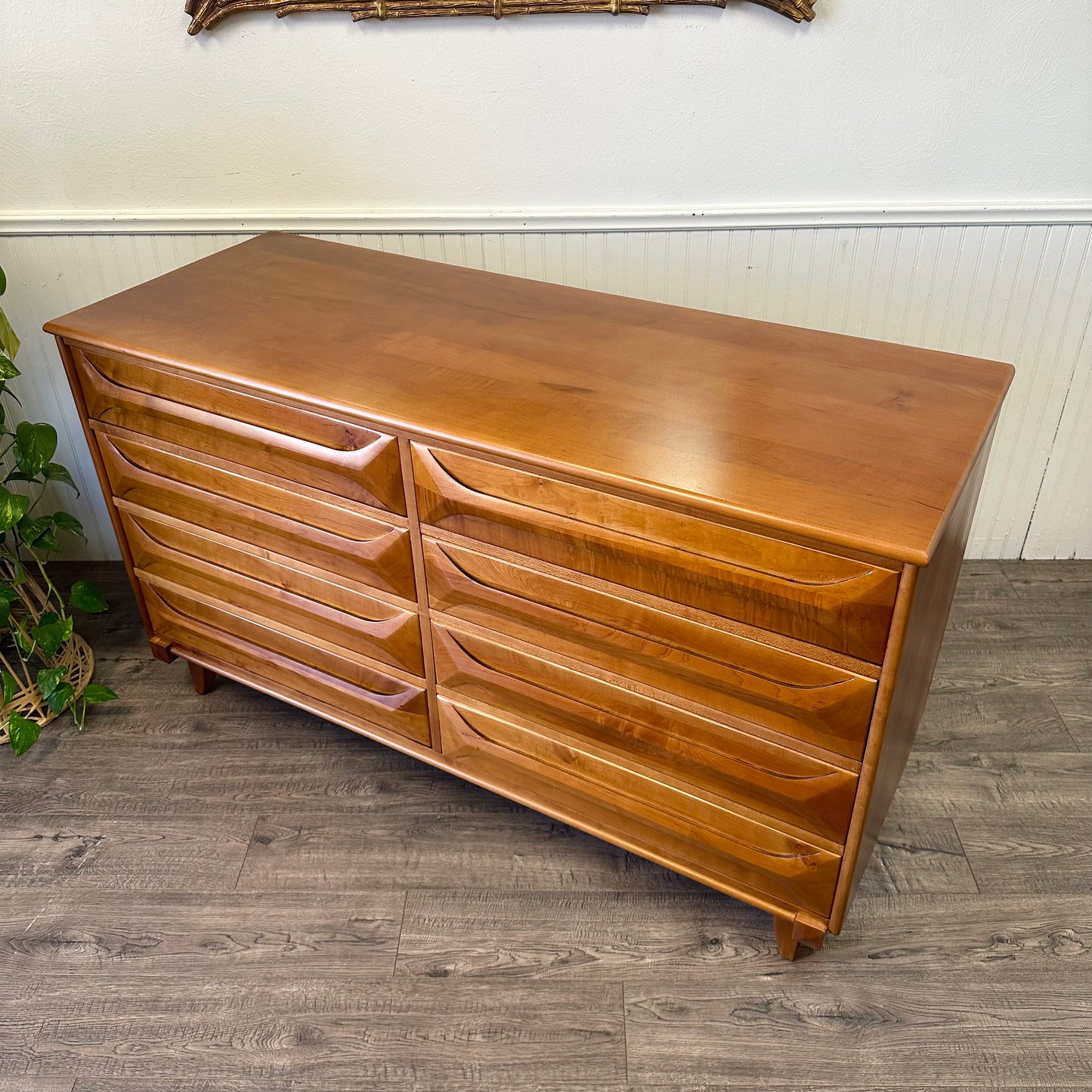 Mid Century Solid Wood 8 Drawer Dresser.